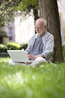 homme retraité moderne ordinateur portable