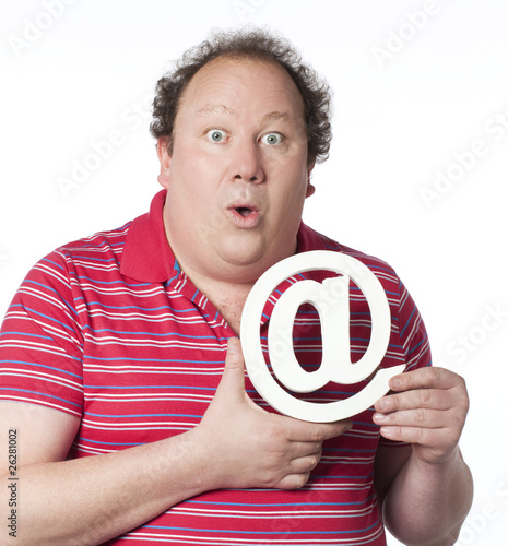 Foto: homme étonné portant une arobase internet homme étonné portant une arobase internet