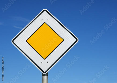 Photo: Vorfahrt Schild - Traffic Concept Vorfahrt Schild - Traffic Concept