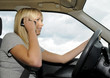 Junge Frau telefoniert im Auto