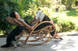 Donna legge su sedia a dondolo Donna legge su sedia a dondolo