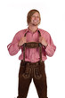 Bayerischer Mann mit Oktoberfest Lederhose hält Hosenträger