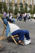 repos sur une chaise longue