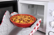 Gratin sorti d'un micro-ondes