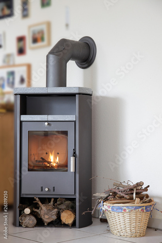 Foto: moderner Kaminofen im Wohnzimmer moderner Kaminofen im Wohnzimmer