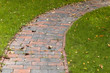 Gartenweg eines Einfamilienhauses im Herbst