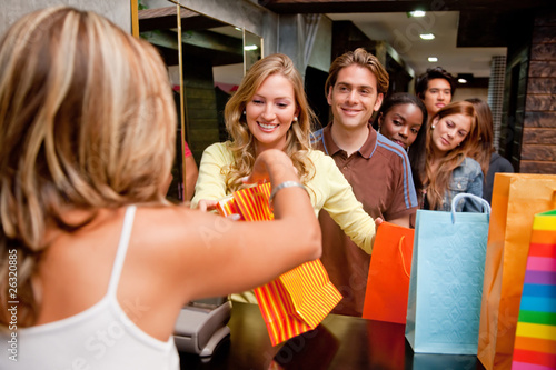 Foto: Shopping people queuing to pay Shopping people queuing to pay