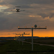 Landendes Fluzgzeug am Flughafen