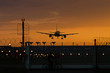 Landendes Fluzgzeug am Flughafen