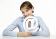 junge Frau mit dem Symbol @