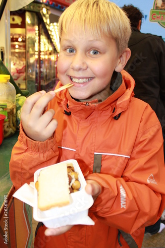 Foto: Ein kleiner Junge isst frische gebackene Champignons Ein kleiner Junge isst frische gebackene Champignons