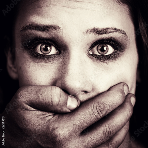 Foto: Scared woman victim of domestic torture and abuse Scared woman victim of domestic torture and abuse