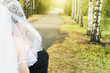 Foto: blurry bride and groom kissing in park with squirrel on tree blurry bride and groom kissing in park with squirrel on tree