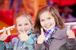 2 Mädchen auf der Kirmes