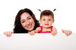 Foto: Mother and baby daughter holding white board Mother and baby daughter holding white board