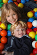 Foto: Geschwister spielen im Ballbad Geschwister spielen im Ballbad