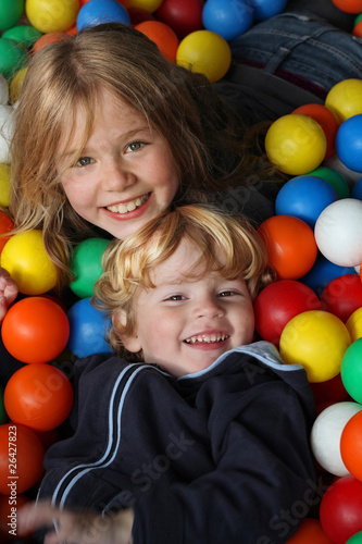 Foto: Geschwister spielen im Ballbad Geschwister spielen im Ballbad