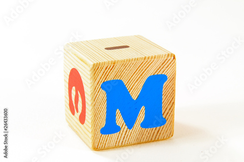 Foto: Buchstabe M auf einem Holzwürfel Buchstabe M auf einem Holzwürfel