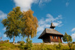 Kapelle und Bäume im Herbst