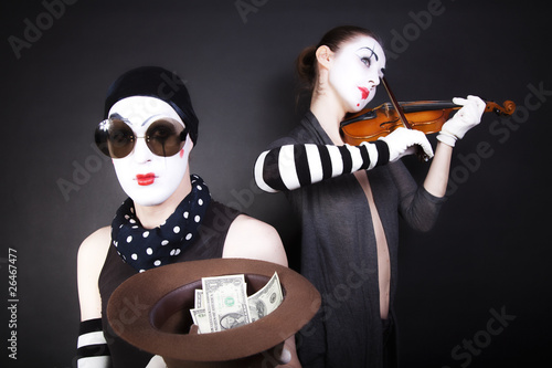 Foto: Two mimes playing a violin for the money Two mimes playing a violin for the money