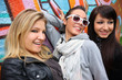 ragazze davanti ad un murales