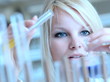 Foto : Closeup of a female researcher carrying out experiments in a lab Closeup of a female researcher carrying out experiments in a lab