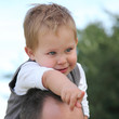 Montrer du doigt (petit garçon, 2 ans)