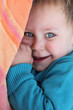Tendre sourire d'un bébé heureux