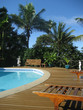 piscine et villa de luxe, pont en teck, statues
