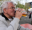 biertrinkender senior, mann auf oktoberfest biertrinkender senior, mann auf oktoberfest