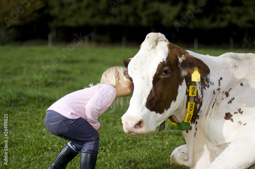 Foto: Kind küsst Kuh Kind küsst Kuh