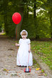 Mädchen mit rotem Luftballon
