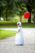 Mädchen mit rotem Luftballon