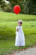 Mädchen mit rotem Luftballon
