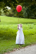 Mädchen mit rotem Luftballon