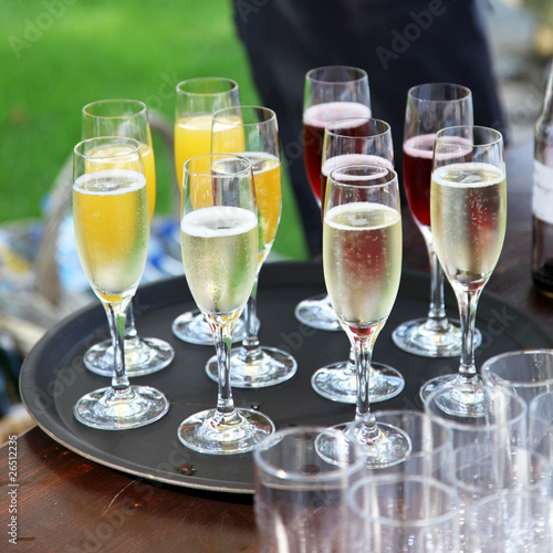 Foto: Viele Sekt und Orangensaft - gläser auf einem Tablet Viele Sekt und Orangensaft - gläser auf einem Tablet