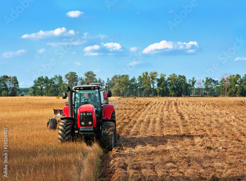Foto: Tractors working on field Tractors working on field