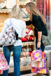 Photo: deux femmes qui font du shopping deux femmes qui font du shopping
