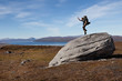 Springender Wanderer auf einem riesigen Felsbrocken Springender Wanderer auf einem riesigen Felsbrocken