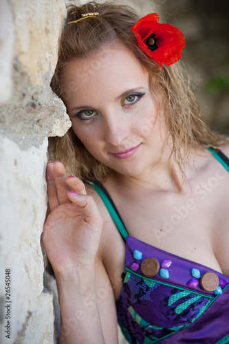 Foto: Close-up of a young woman with red flower Close-up of a young woman with red flower