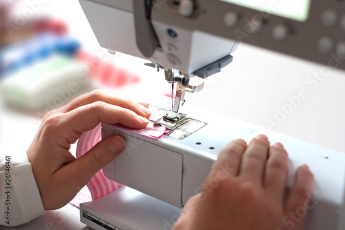 Foto: Nähen mit Nähmaschine Nähen mit Nähmaschine