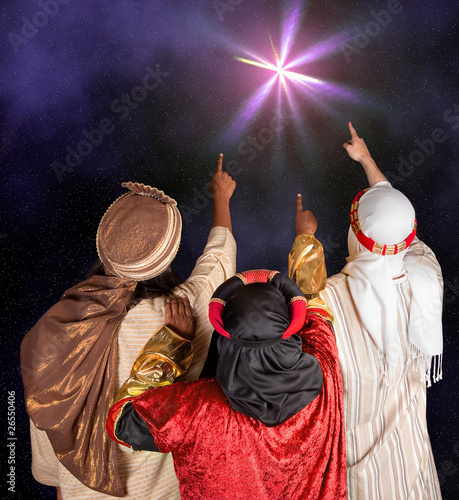 Foto: Wisemen following a star Wisemen following a star