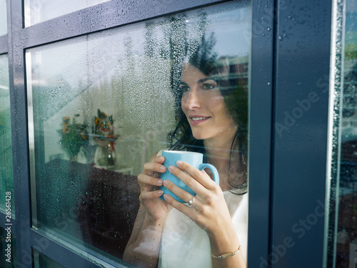 Foto: woman staring at the window woman staring at the window