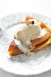 part de tarte tatin et crème glacée