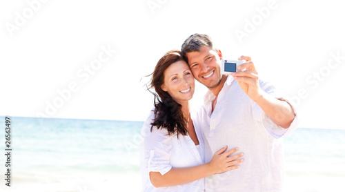 Foto: beach couple making photo beach couple making photo