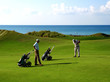 Seniorengolfer auf einem Linkscourse am Meer
