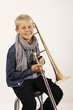 Portrait eines Jungen mit seiner Posaune