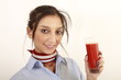 Flugbegleiterin mit einem Glas Tomatensaft