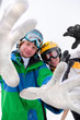 Schifahrer und Snowboarder
