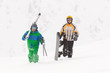 Foto: Schifahrer und Snowboarder laufen Schifahrer und Snowboarder laufen